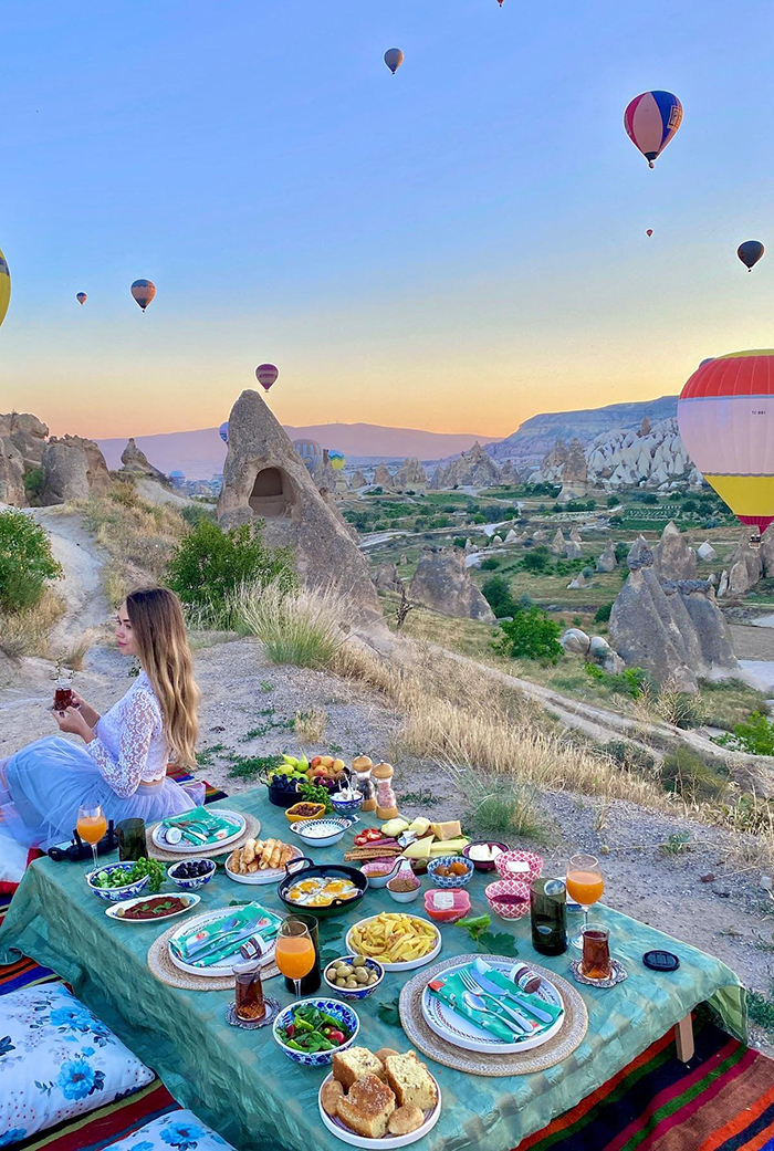 Cappadocia Sunrise Breakfast with Hot Air Balloons